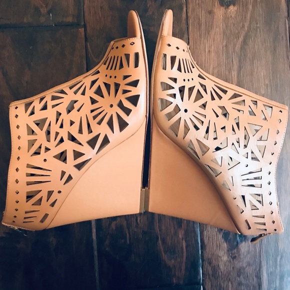 *SOLD* Artelier Nicole Miller Nude Cut Out Wedges - Picture 3 of 7
